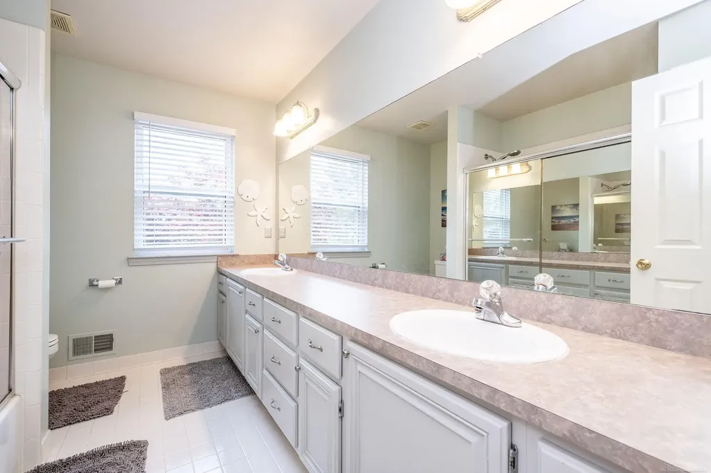 19573 Tanglewood Circle Clinton Charter Township MI 48038