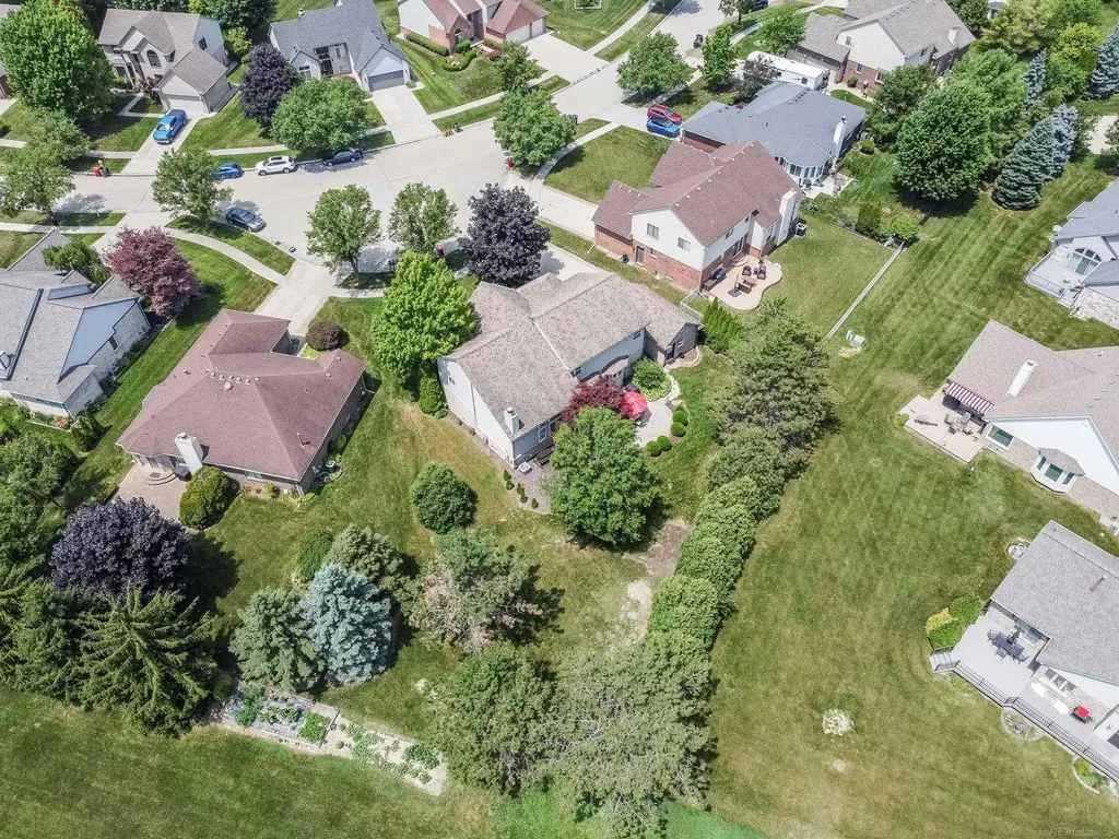 19573 Tanglewood Circle Clinton Charter Township MI 48038