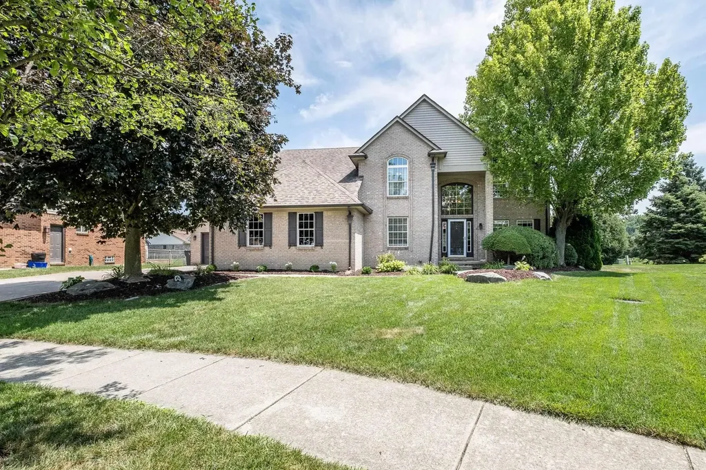 19573 Tanglewood Circle Clinton Charter Township MI 48038