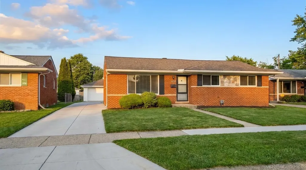 31496 Roan Avenue Warren City MI 48093