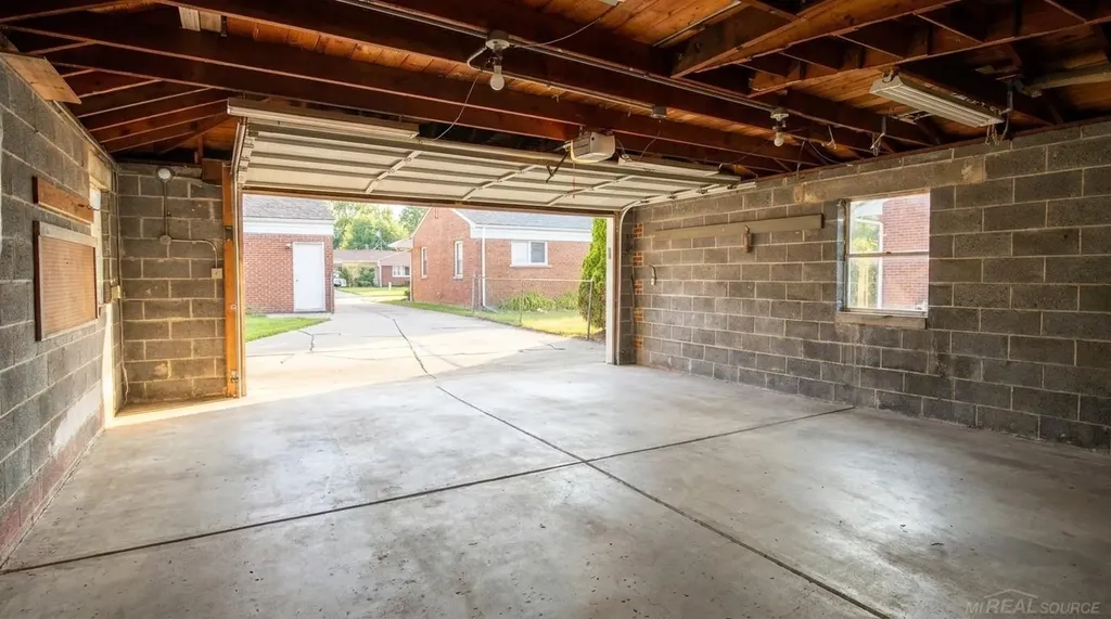 31496 Roan Avenue Warren City MI 48093
