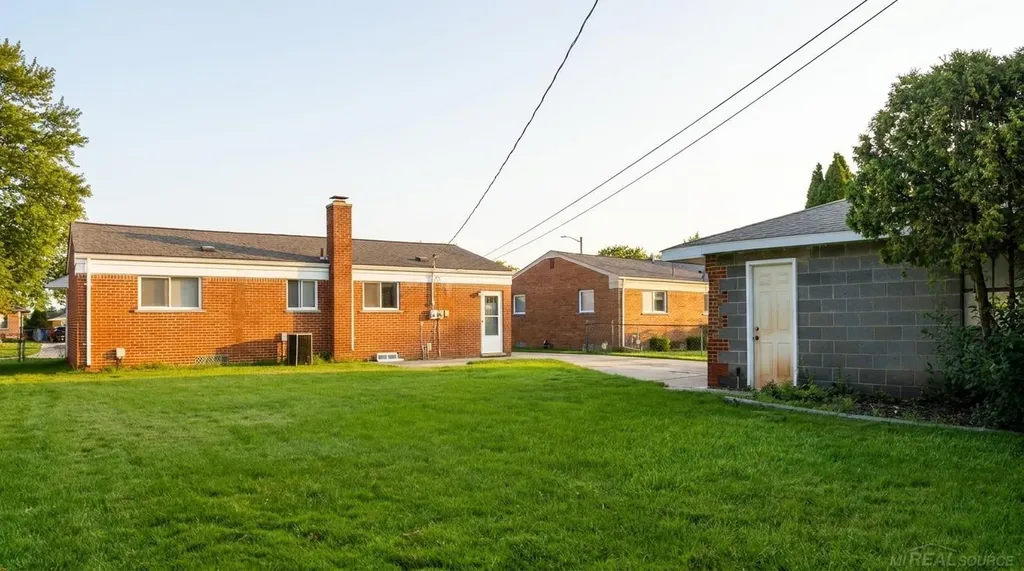 31496 Roan Avenue Warren City MI 48093