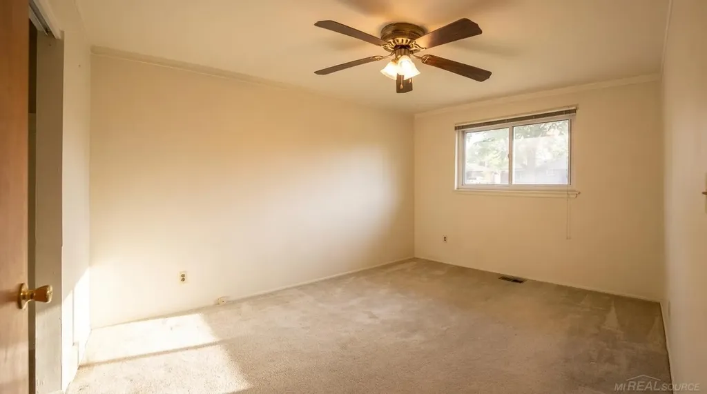 31496 Roan Avenue Warren City MI 48093
