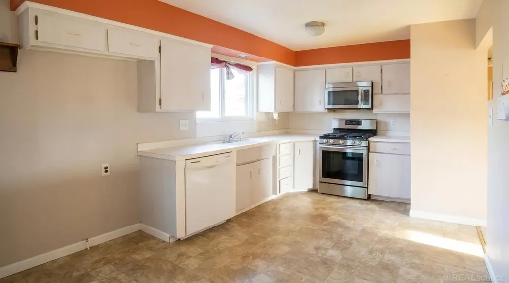31496 Roan Avenue Warren City MI 48093