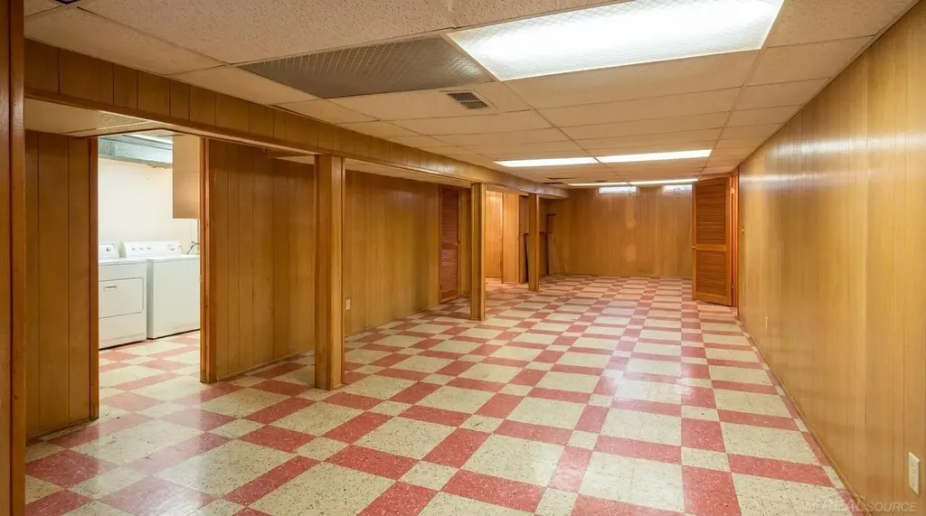 31496 Roan Avenue Warren City MI 48093