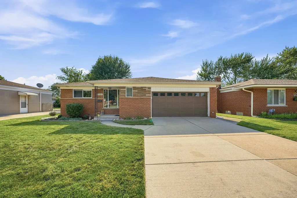 27481 Cosgrove Drive Warren City MI 48092