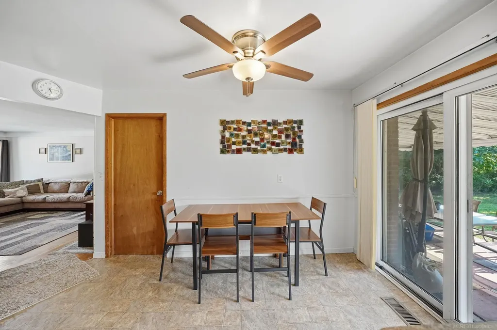 27481 Cosgrove Drive Warren City MI 48092