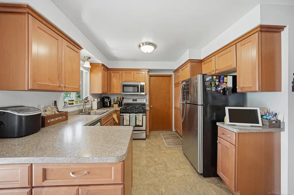 27481 Cosgrove Drive Warren City MI 48092