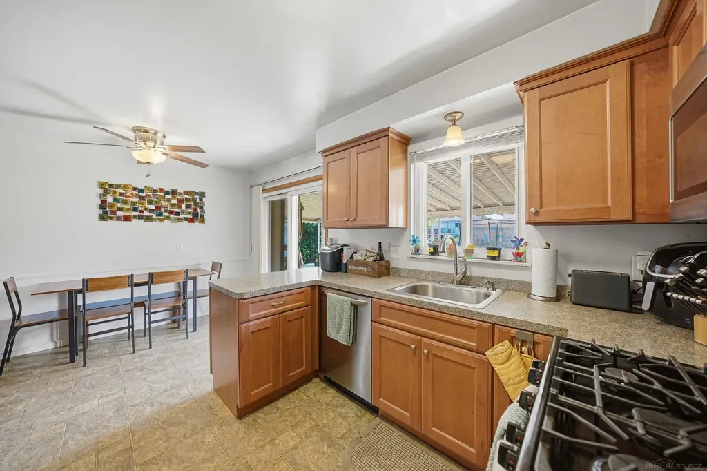 27481 Cosgrove Drive Warren City MI 48092