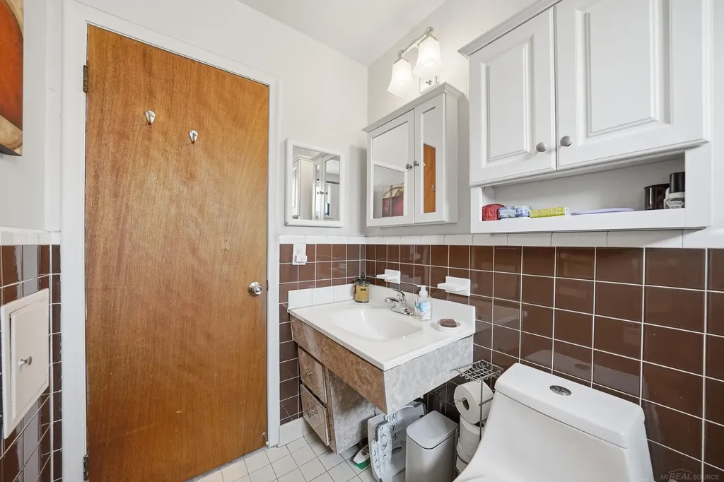 27481 Cosgrove Drive Warren City MI 48092