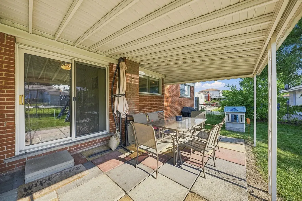27481 Cosgrove Drive Warren City MI 48092
