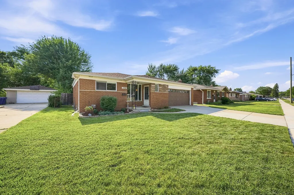 27481 Cosgrove Drive Warren City MI 48092