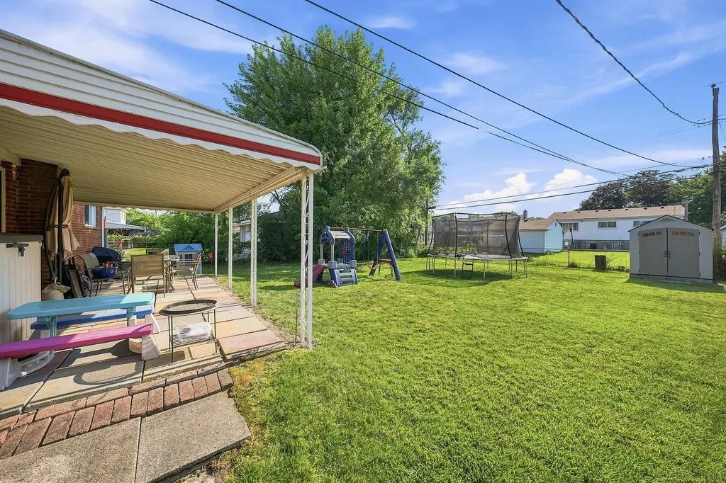 27481 Cosgrove Drive Warren City MI 48092