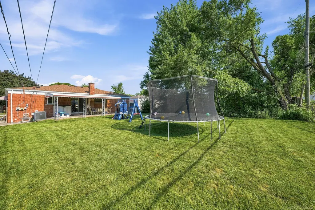27481 Cosgrove Drive Warren City MI 48092