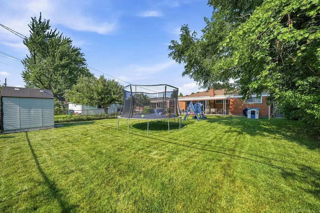 27481 Cosgrove Drive Warren City MI 48092