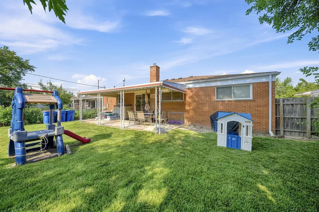 27481 Cosgrove Drive Warren City MI 48092