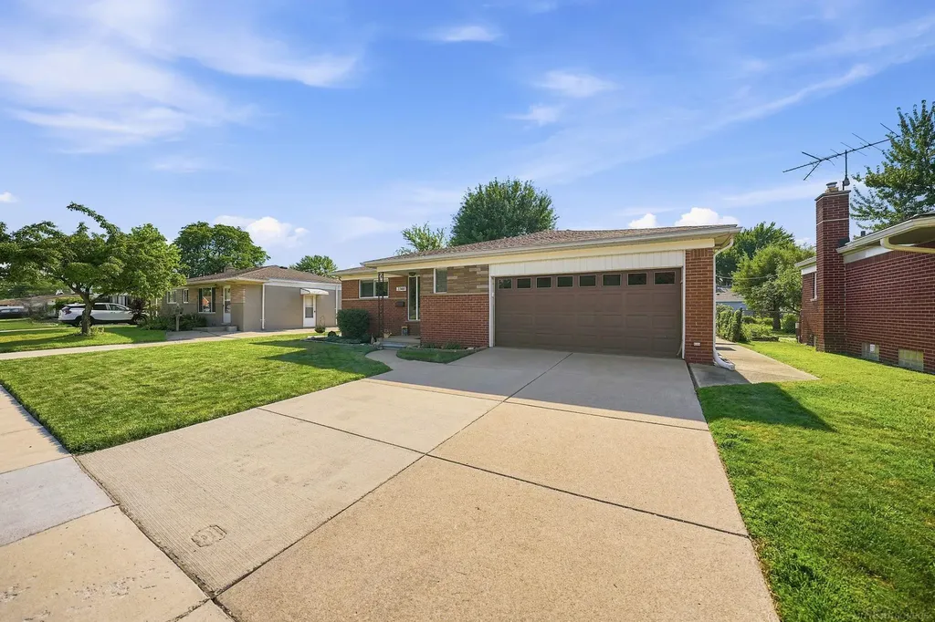 27481 Cosgrove Drive Warren City MI 48092