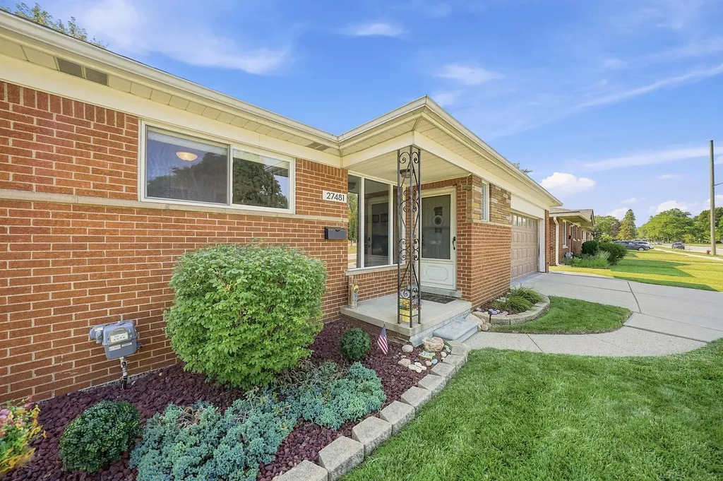 27481 Cosgrove Drive Warren City MI 48092