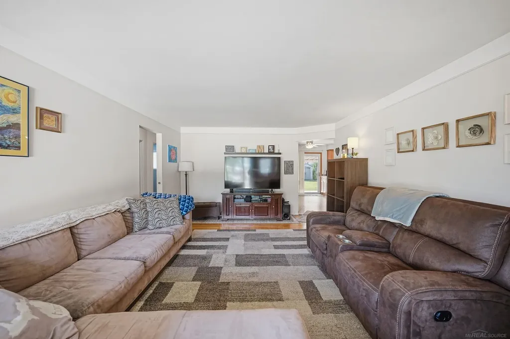 27481 Cosgrove Drive Warren City MI 48092