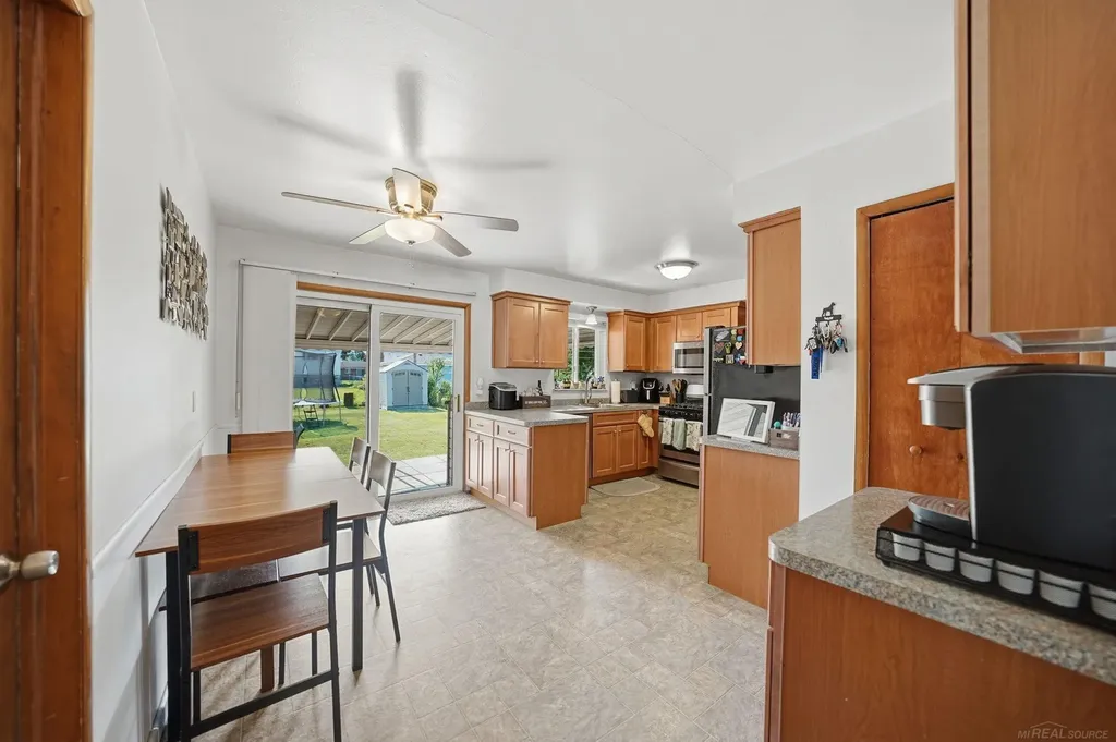 27481 Cosgrove Drive Warren City MI 48092