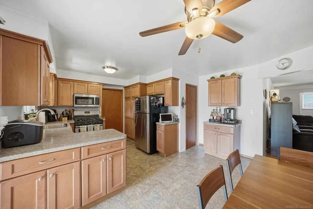 27481 Cosgrove Drive Warren City MI 48092