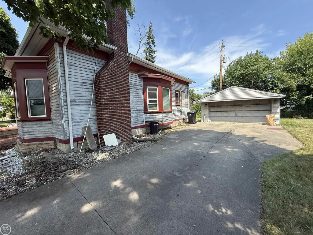 17441 E 11 Mile Road Roseville City MI 48066