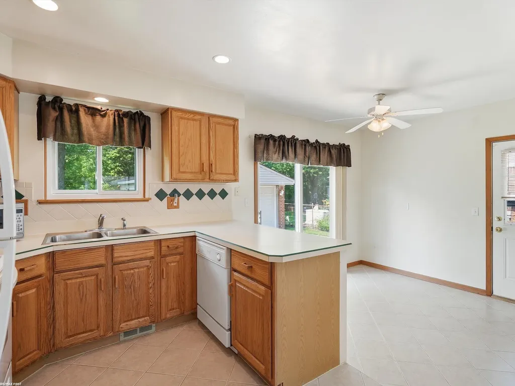 10994 Lesure Drive Sterling Heights City MI 48312