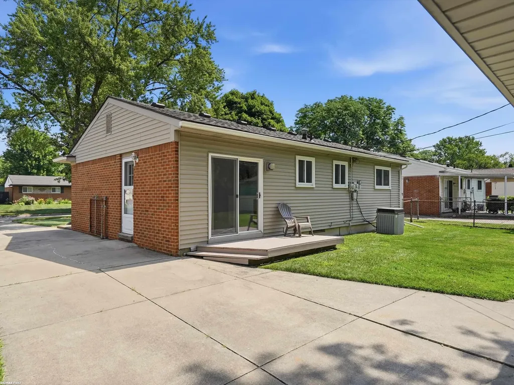 10994 Lesure Drive Sterling Heights City MI 48312