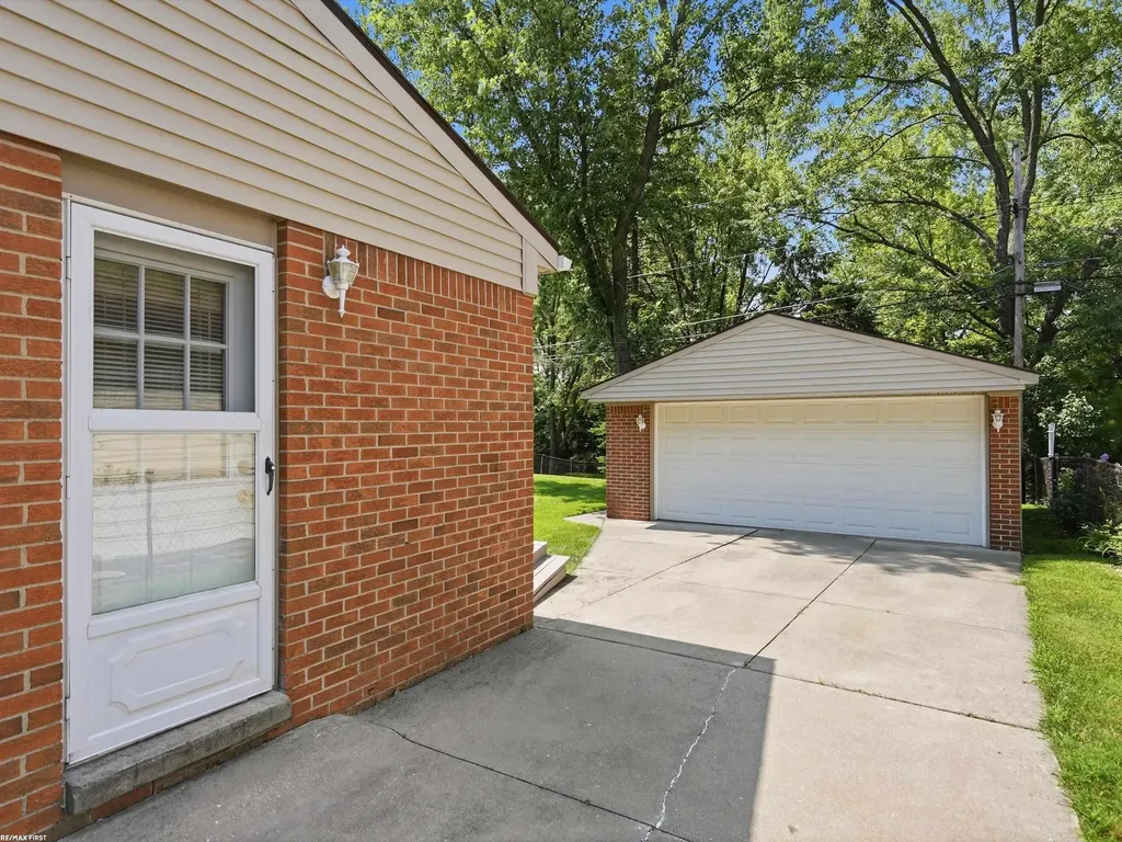 10994 Lesure Drive Sterling Heights City MI 48312