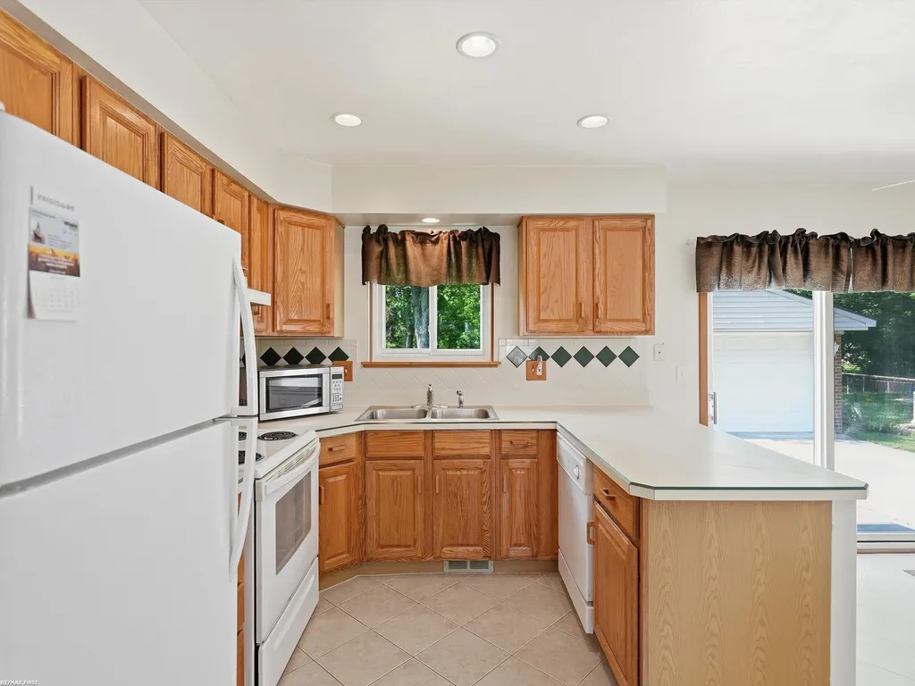 10994 Lesure Drive Sterling Heights City MI 48312