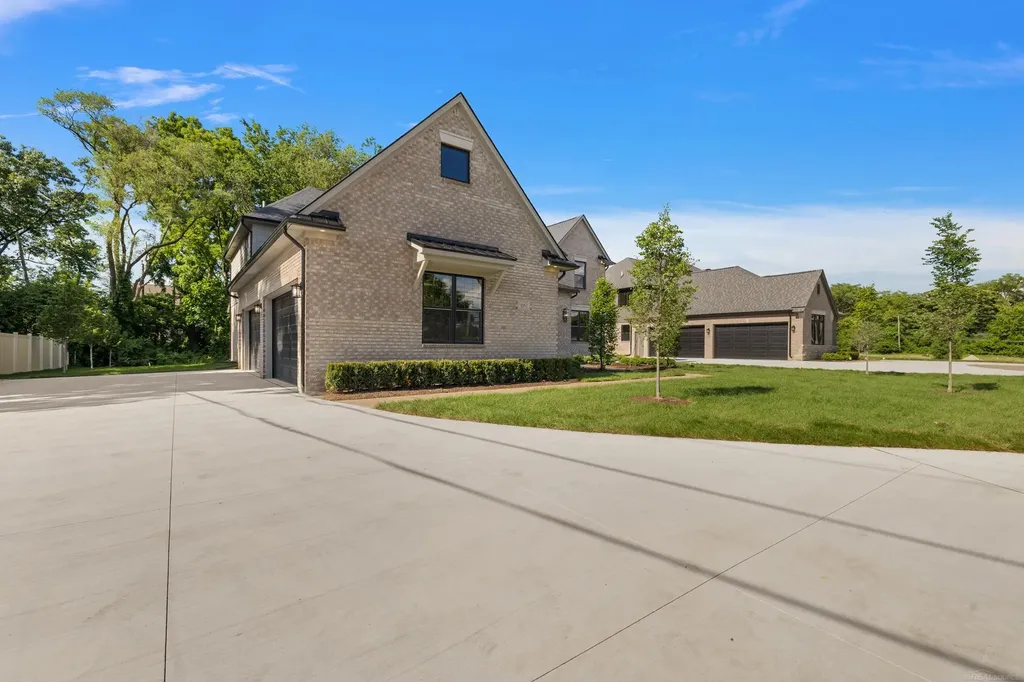 1051 E Avon Road Rochester Hills City MI 48307