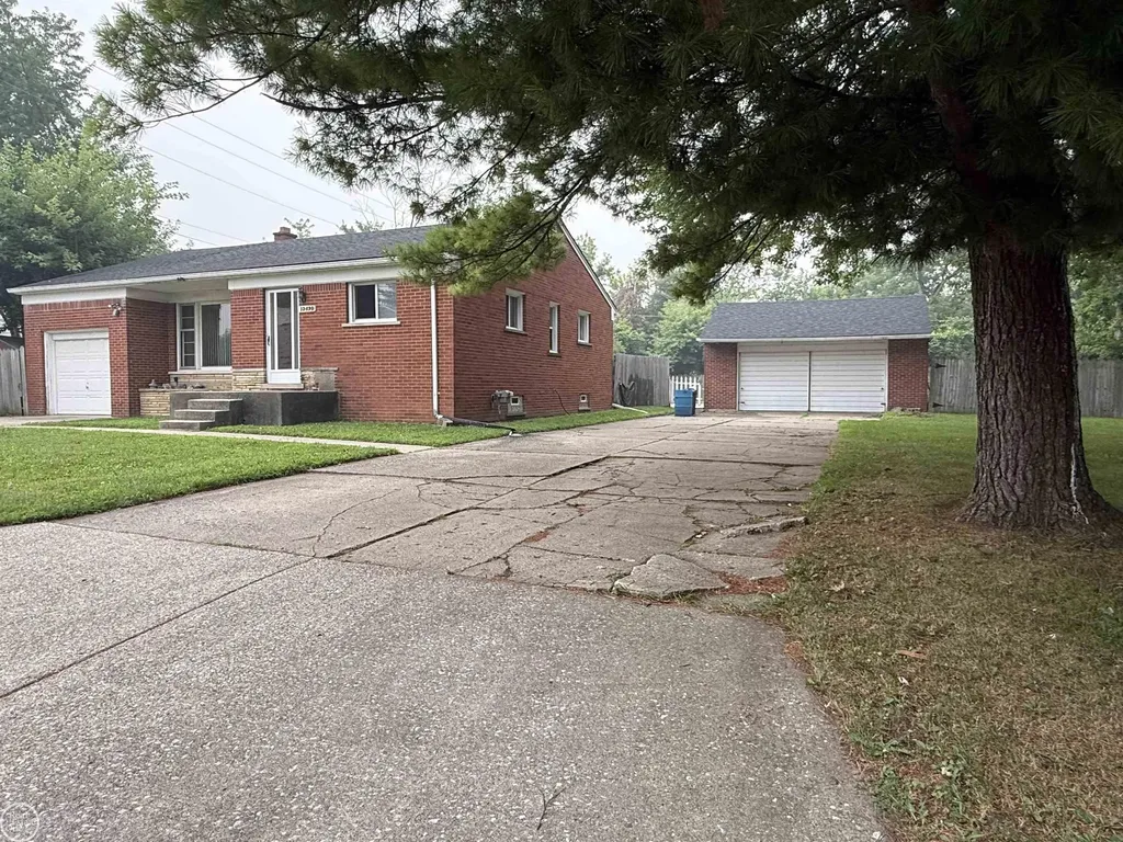 13490 Brainwood Street Warren City MI 48089
