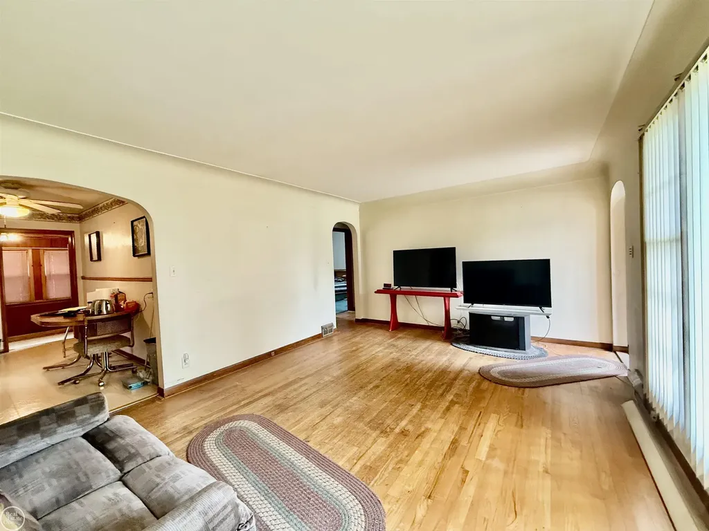 13490 Brainwood Street Warren City MI 48089