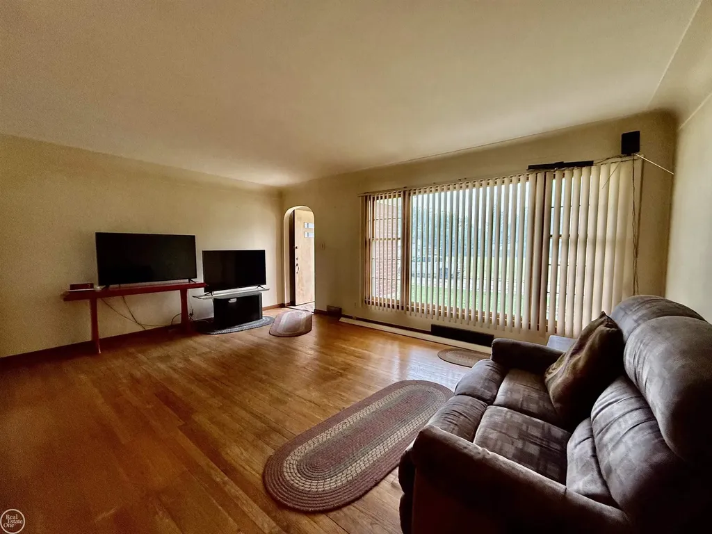 13490 Brainwood Street Warren City MI 48089