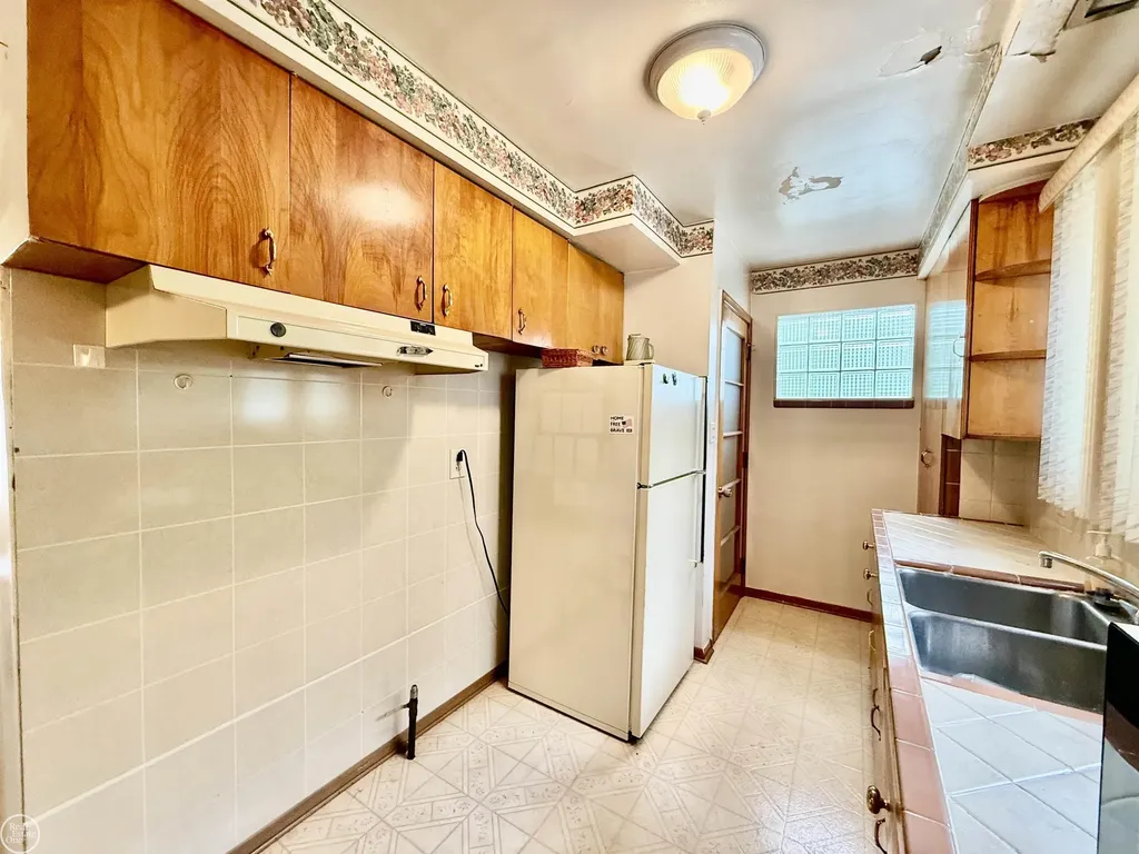 13490 Brainwood Street Warren City MI 48089