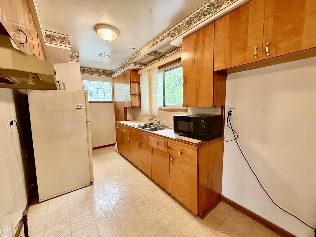 13490 Brainwood Street Warren City MI 48089