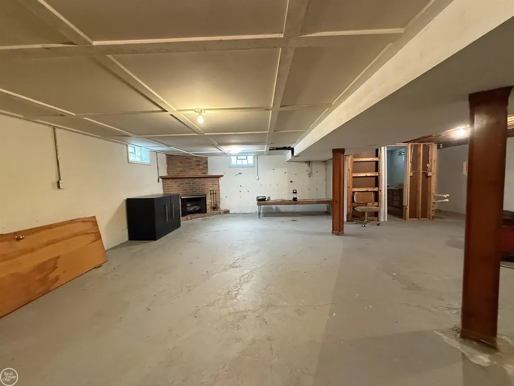 13490 Brainwood Street Warren City MI 48089