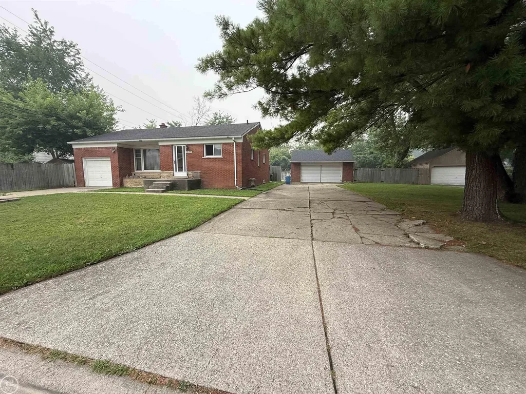 13490 Brainwood Street Warren City MI 48089