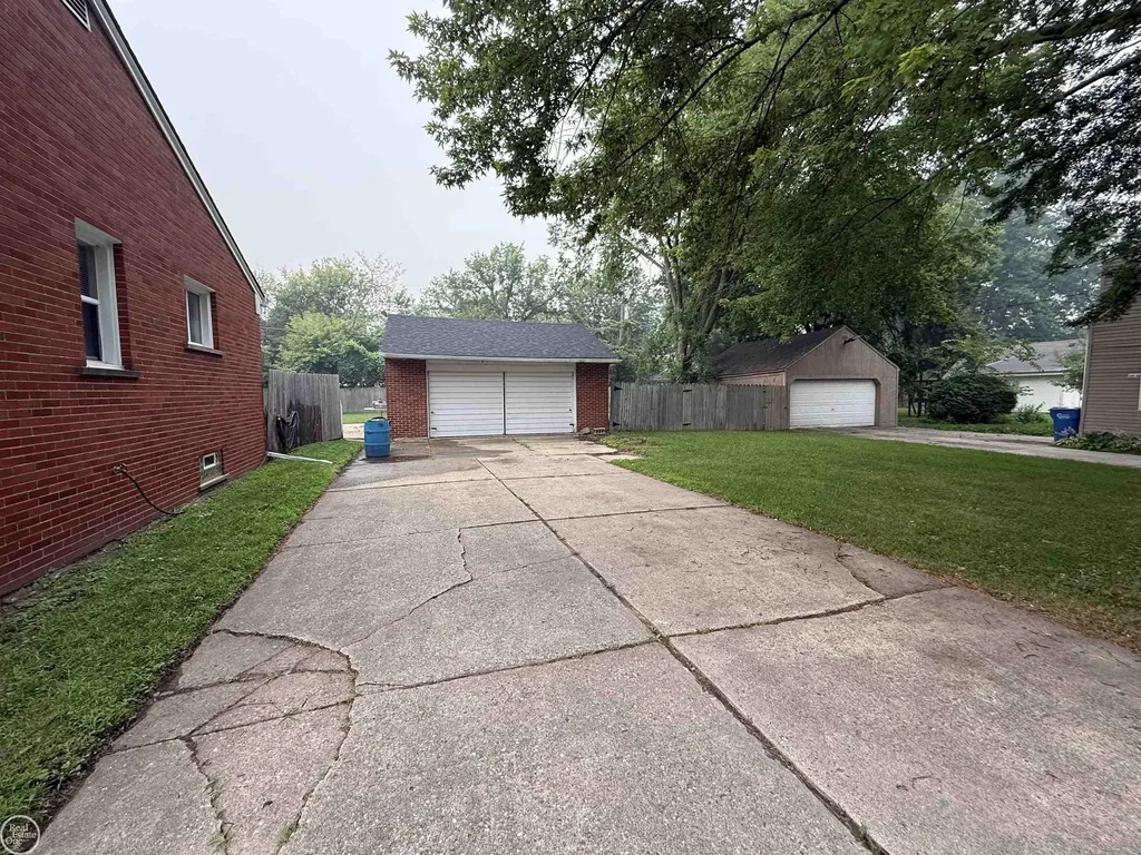 13490 Brainwood Street Warren City MI 48089