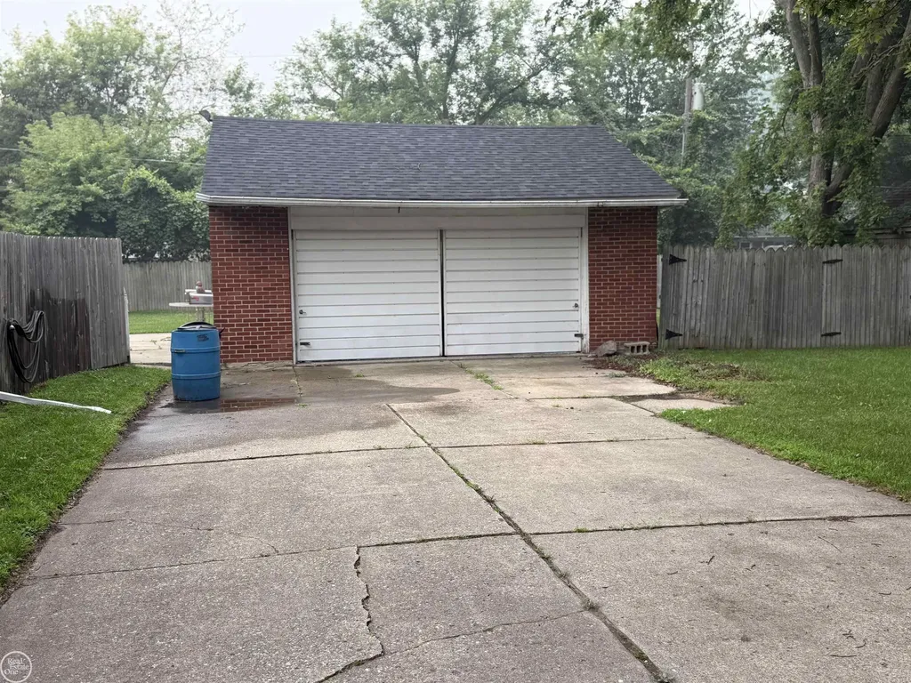 13490 Brainwood Street Warren City MI 48089