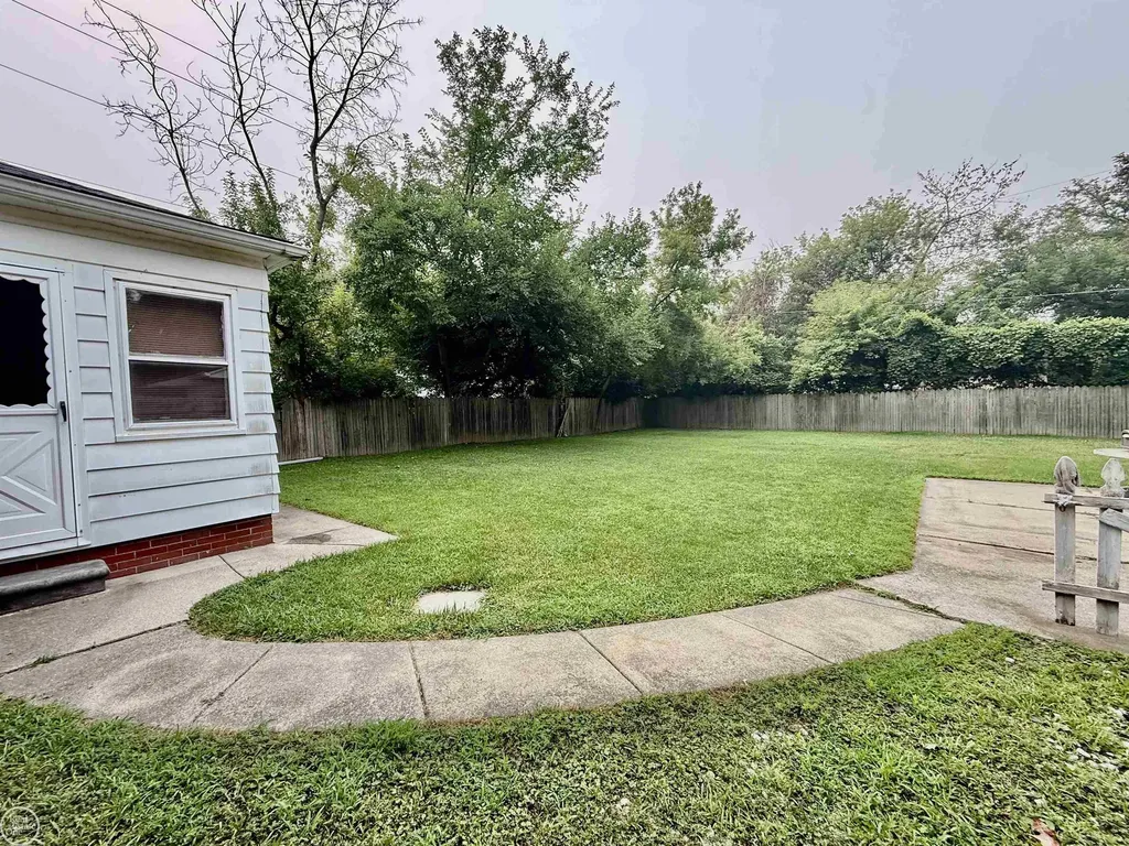 13490 Brainwood Street Warren City MI 48089