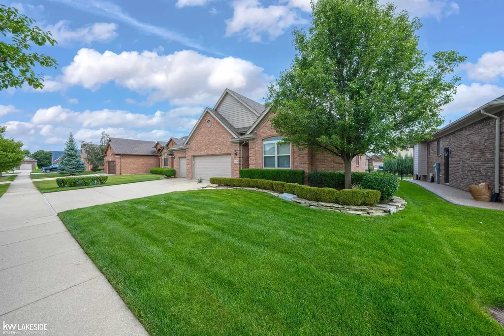 18508 Opal Drive Macomb Township MI 48042