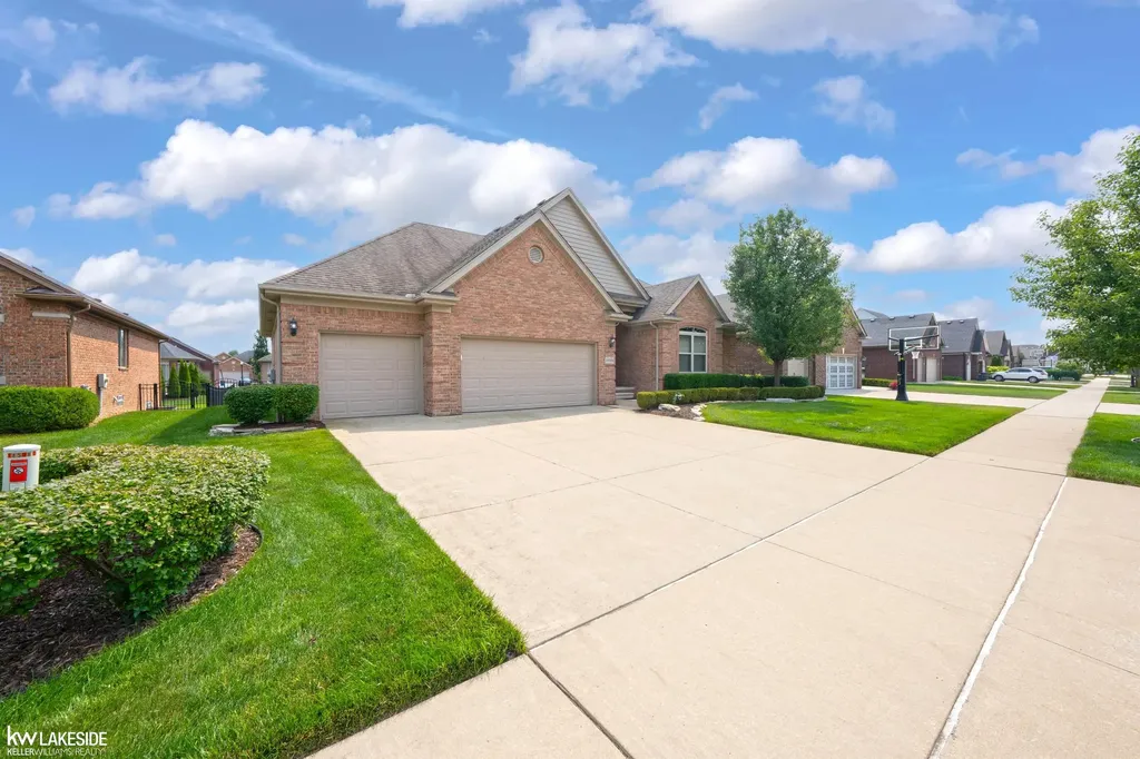18508 Opal Drive Macomb Township MI 48042