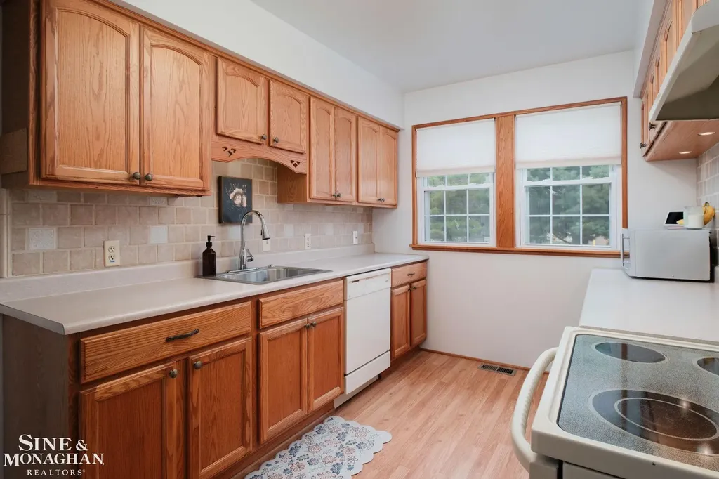 18083 Elizabeth Street Roseville City MI 48066