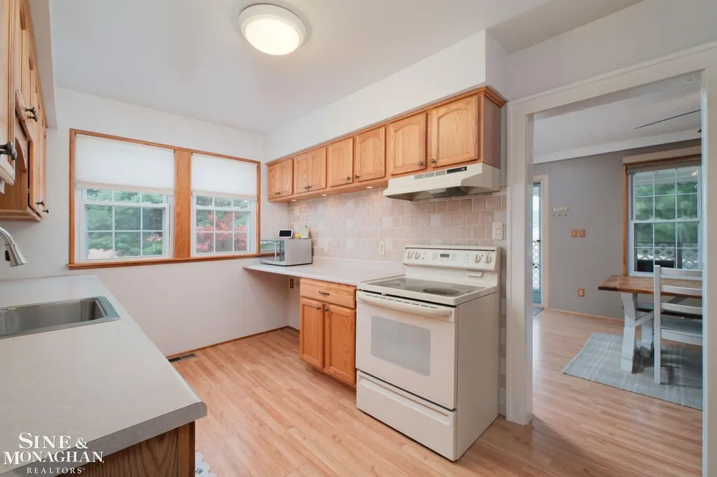 18083 Elizabeth Street Roseville City MI 48066