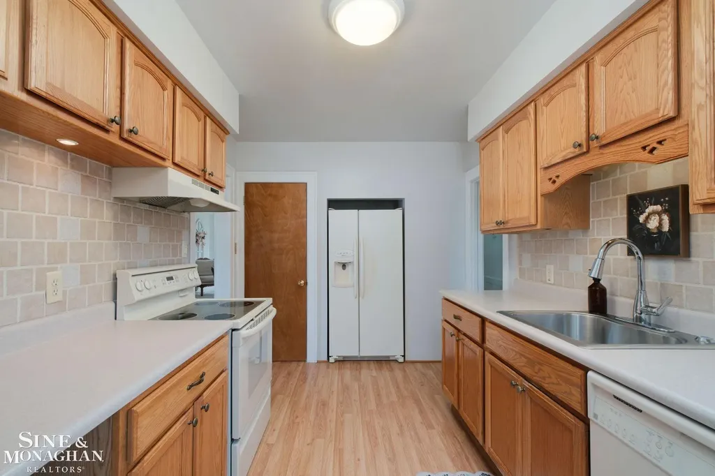 18083 Elizabeth Street Roseville City MI 48066