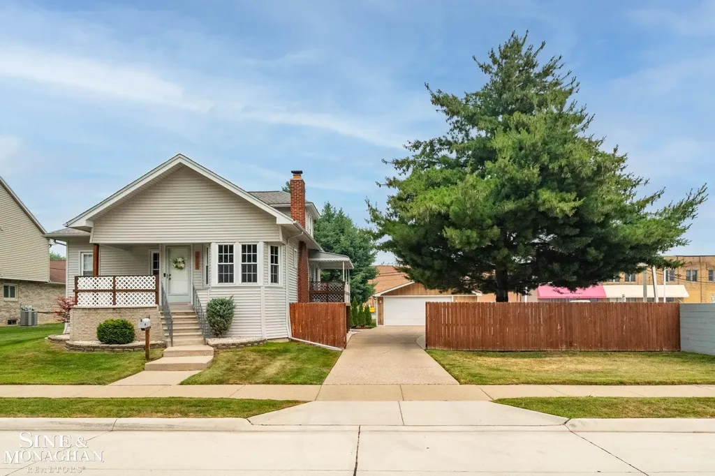 18083 Elizabeth Street Roseville City MI 48066