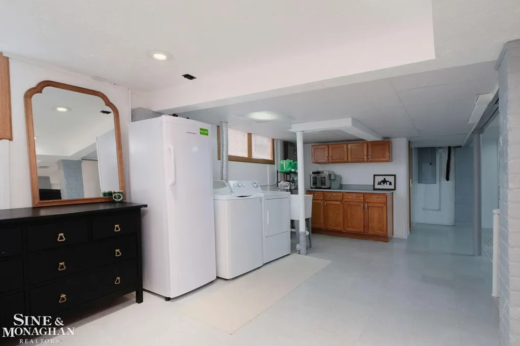 18083 Elizabeth Street Roseville City MI 48066