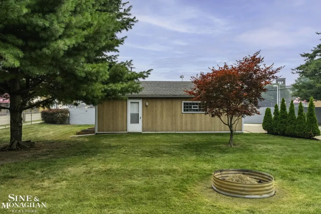 18083 Elizabeth Street Roseville City MI 48066