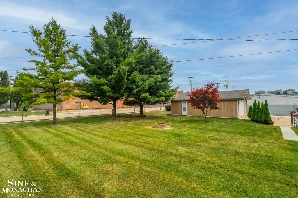 18083 Elizabeth Street Roseville City MI 48066